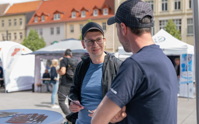 Der Clusteragent von TAB_MINT spricht mit einem Vertreter eines Ausbildungsunternehmens